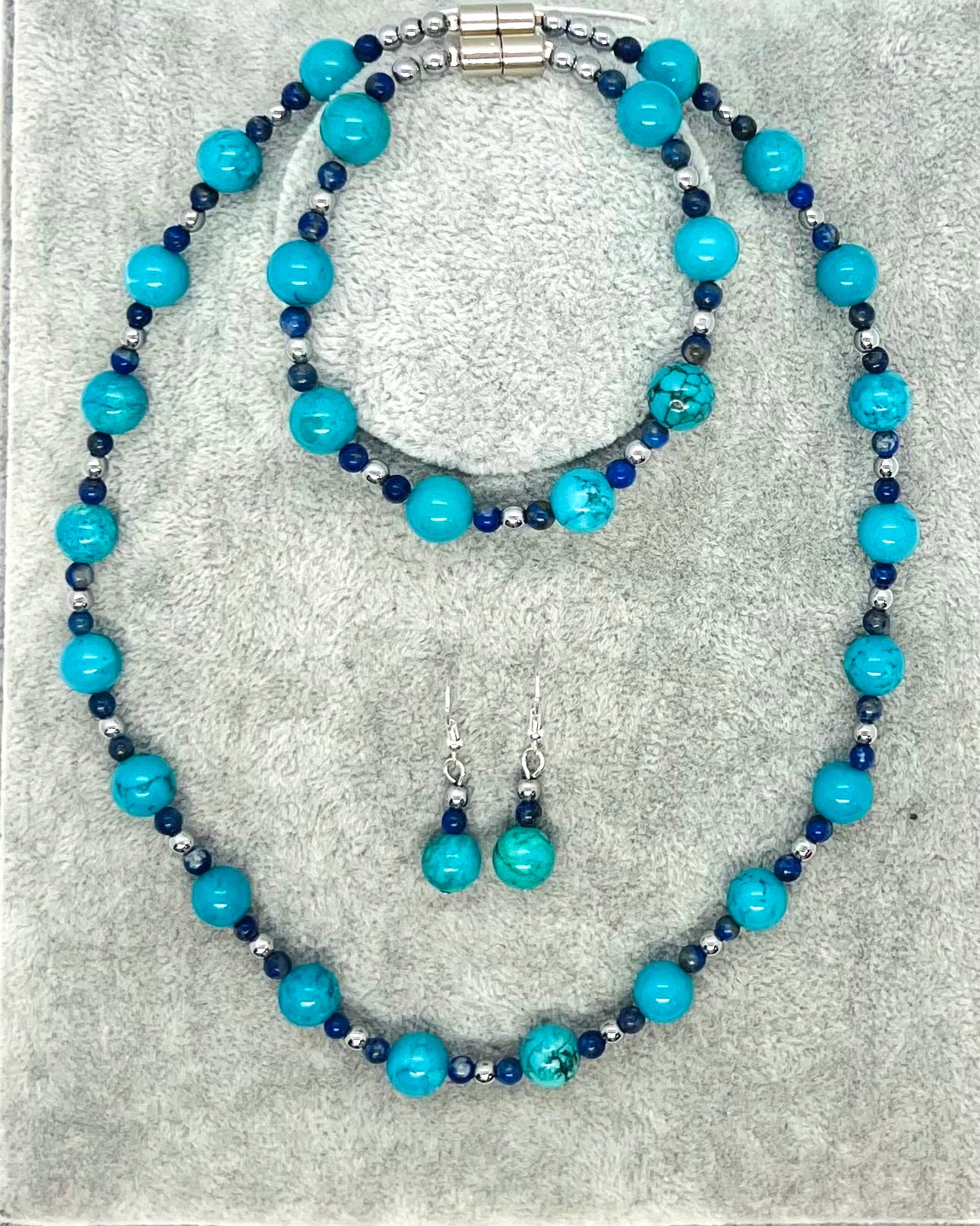 S1292 Howlite and Haematite